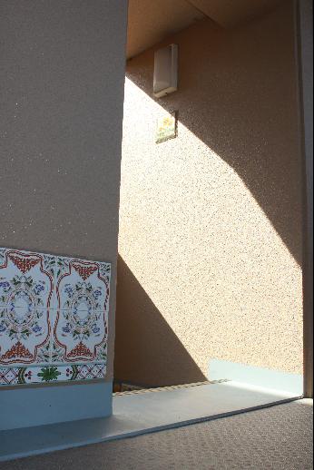 各お部屋の前には、それぞれ違ったスペインタイルでお出迎え。