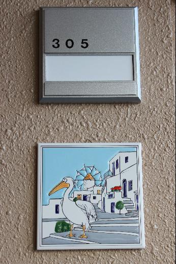 各お部屋の前には、それぞれ違ったスペインタイルでお出迎え。
